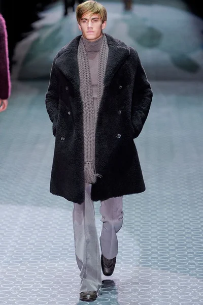 Look 10